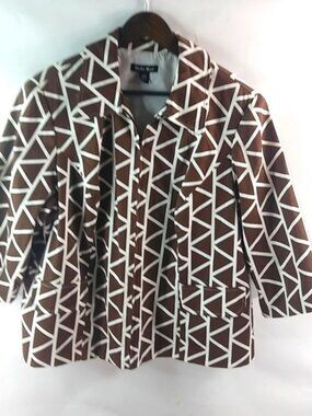 Dana Kay 20W Triangle Pattern Waist Zip Front Blazer Plus in Brown White
